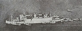 1938年日中戦争にて／特種船「神州丸」船尾より発進する大発および小発